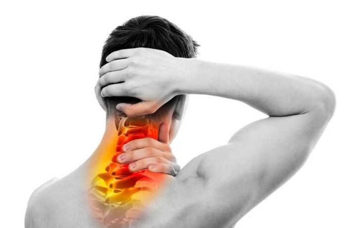 Een symptoom van cervicale osteochondrose is constante of kloppende pijn. 