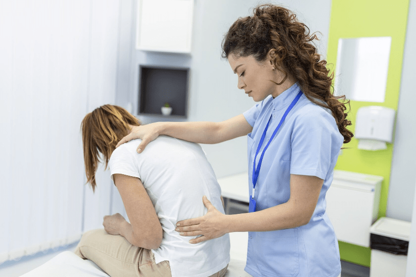 Om rugpijn in de lumbale regio te diagnosticeren, zal uw arts een lichamelijk onderzoek uitvoeren. 