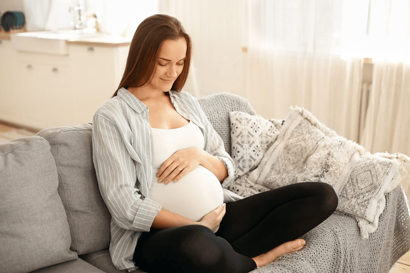 Regelmatige rust zal een zwangere vrouw helpen rugpijn in de lumbale regio te verlichten
