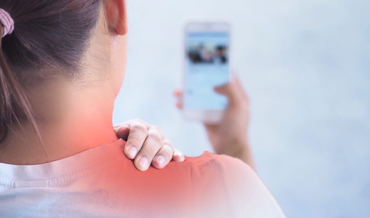 Meestal doet de nek pijn als gevolg van een verkeerde houding, bijvoorbeeld als iemand lange tijd een smartphone gebruikt